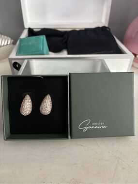 NWT Sinaina tear drop gold earrings